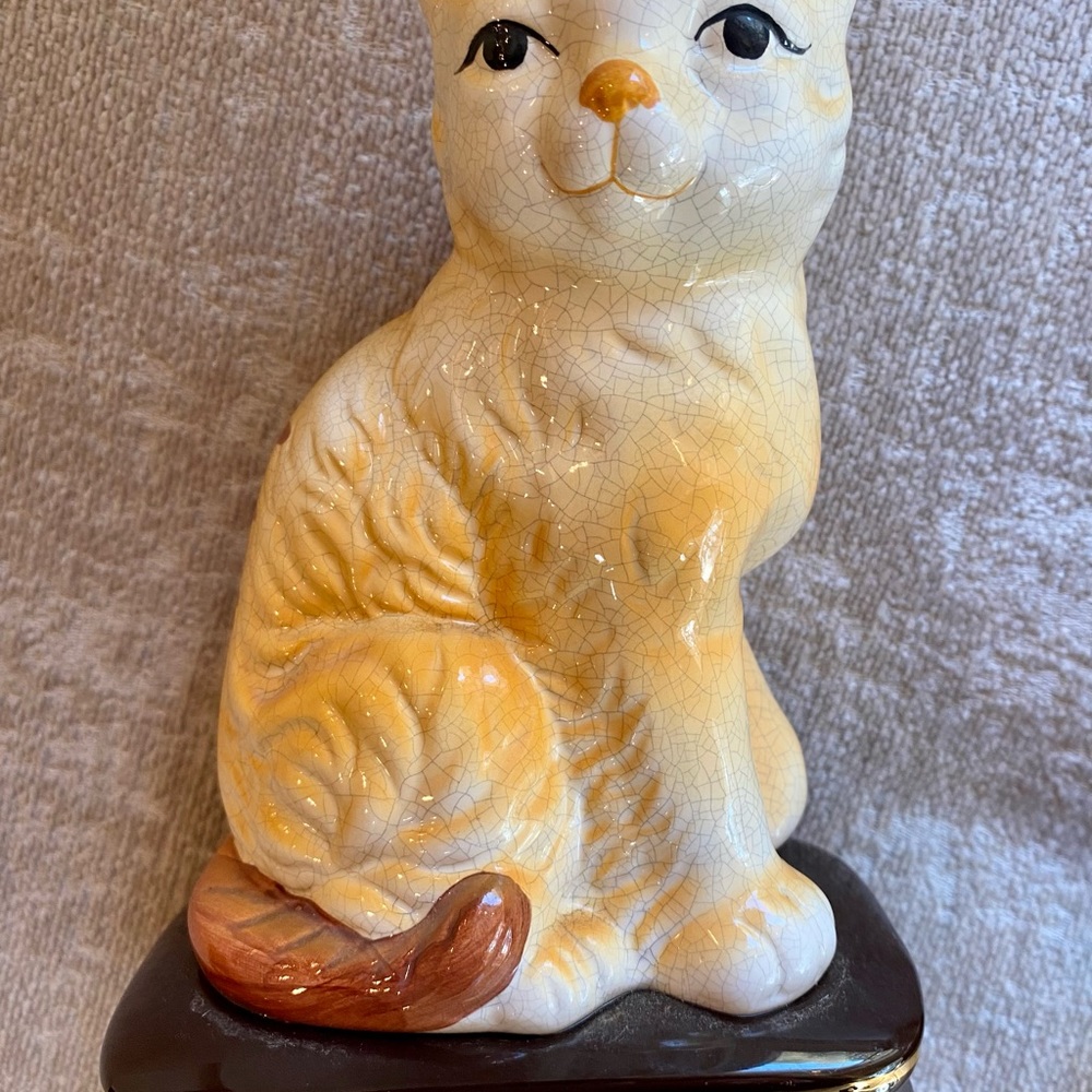 CBK Cat pair, 1 orange calico and 1 grey and white crackled glaze ceramic. - Picture 7 of 10
